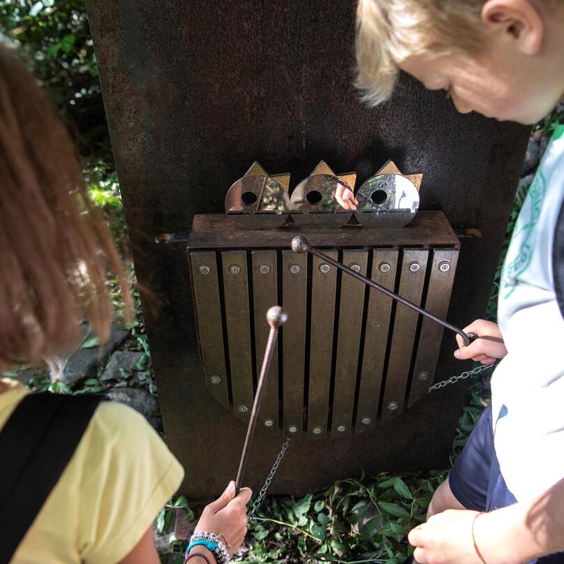 Zwei Kinder auf dem Oswald von Wolkenstein Weg